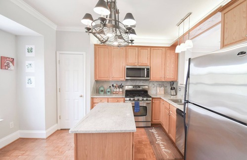 Mount Holly House | Waterfront Townhome by the Marina with Jacuzzi