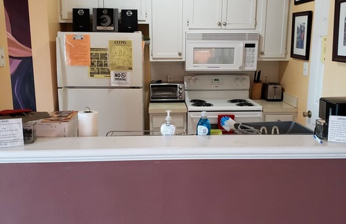 Portsmouth House | Waterfront Townhouse, close to shipyard, hospitals, colleges, beach and shopping