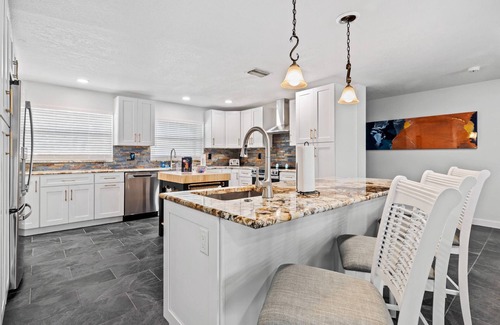 Port Richey House | Waterfront with Pool, Ping Pong table, 3 Kayaks, Fishing Pier, Private Access to the Gulf