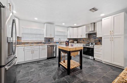 Port Richey House | Waterfront with Pool, Ping Pong table, 3 Kayaks, Fishing Pier, Private Access to the Gulf