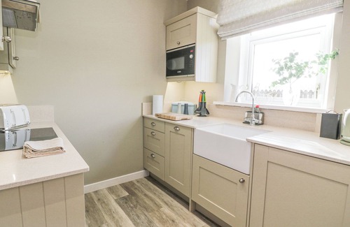 Lockerbie Cottage | WATERSIDE LODGE, pet friendly, country holiday cottage in Annan