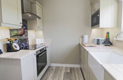 Lockerbie Cottage | WATERSIDE LODGE, pet friendly, country holiday cottage in Annan