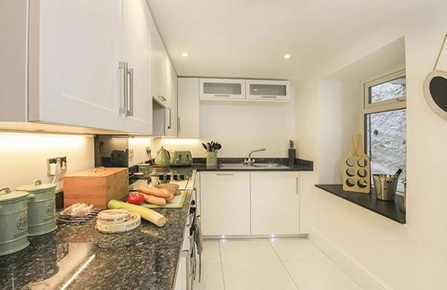 Menai Bridge House | Waterside - Luxury Menai Bridge Holiday Cottage - Walk to restaurants and bars