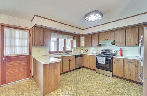 Oakville Cottage | Watertown Home w/Yard: 1 Mi to Echo Lake Park!