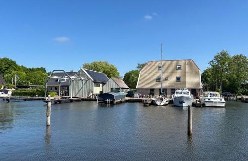 Uitwellingerga Apartment | Waterzicht 3
