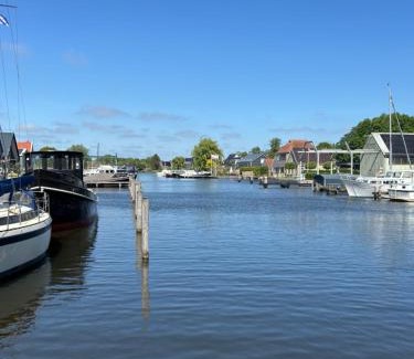 Uitwellingerga Apartment | Waterzicht 3