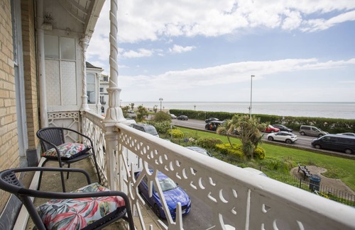 Worthing Apartment | Wave Apartment sleeps 6 sea views