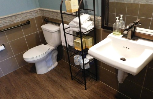 Lighthouse District Hotel | Wave Street Inn