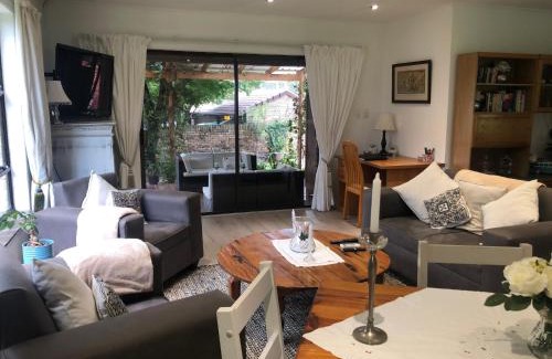 Greater Johannesburg Metropolitan Area Apartment | Waybury Cottage - a cozy home from home !