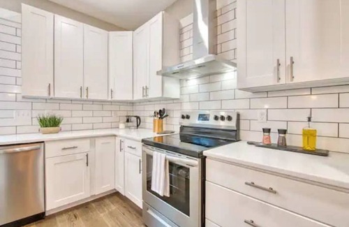 Waynesville House | Waynesville Chalet!Downtown! Hot tub! Fenced in private backyard! Walk downtown