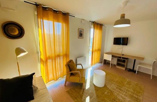 Barbatre Apartment | We Live In R - Suite 302