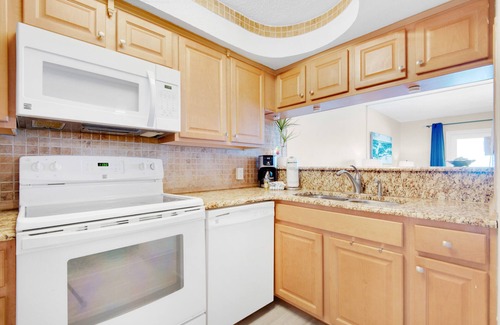 Crescent Beach Condo | We❤️Snowbirds-Gulf FRONT-Beachside Pool-Billiards Room-2BR Mariner East 505