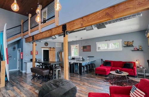 Weeki Wachee Gardens House | Weeki Tiki House: Laid-back paradise on the Weeki Wachee River