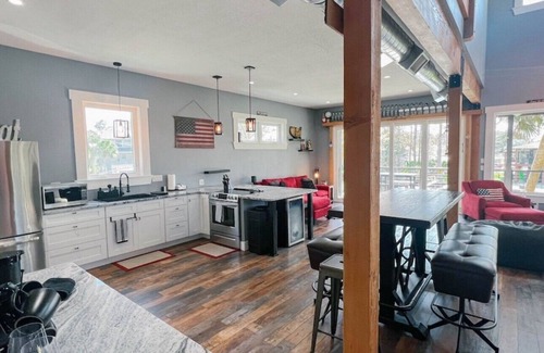 Weeki Wachee Gardens House | Weeki Tiki House: Laid-back paradise on the Weeki Wachee River