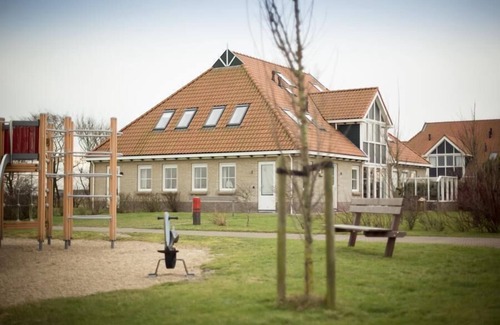 Ameland Apartment | Weidevilla 14 8 beds, 1 cot, 1 saunas and 2 bathrooms