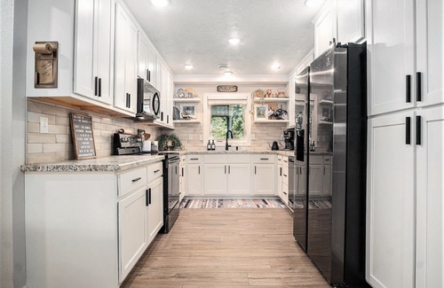 Madison House | Welcome Hunters! Dog Friendly Home - 3 TVs - Private Fenced Yard