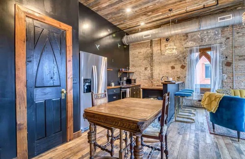 Downtown Springfield Apartment | Welcome to Black Palace-B! A beautiful downtown loft with easy access to everyth