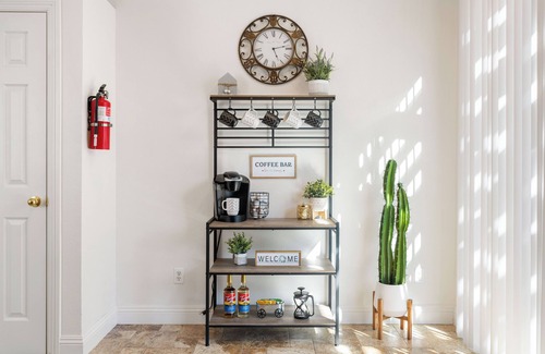 Citrus Heights House | Welcome to cozy fully stocked home with TV in every room! Near downtown, airport