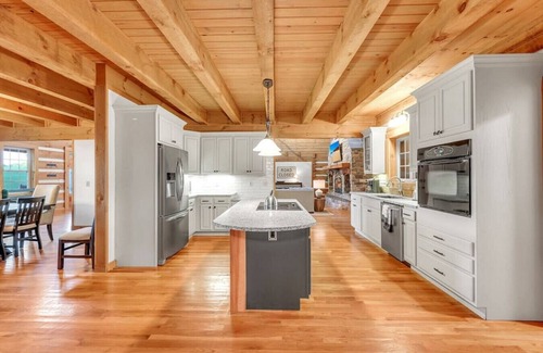 Cross Plains House | Welcome to 'Logging Off' our stunning Log Cabin 35 mins from Downtown Nashville