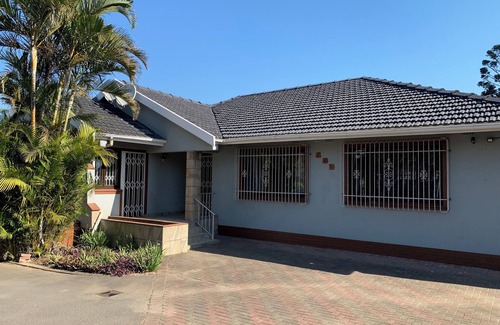 South Durban House | Welcome to Palm Haven on Sarnia, your urban retreat in the heart of Bellair.