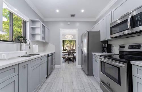 The Roads House | Welcome to Paradise POOL Home in Brickell 5 min to the beach.