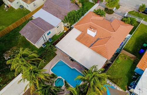 The Roads House | Welcome to Paradise POOL Home in Brickell 5 min to the beach.