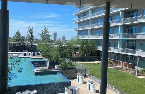 Midtown Apartment | Welcome to "Skyline Oasis" a cozy & luxurious skyline apartment in Houston TX
