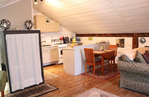 Alplaus Apartment | Welcome to the brown barn