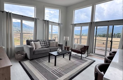 Palisades House | Welcome to the MbarM Ranch! Enjoy our Mountain View’s in this quaint valley