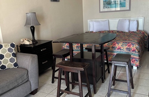 Bostwick Park Resort | Welcome to The Sea Dip Beach Resort located in Daytona Beach! Beach Access Open!