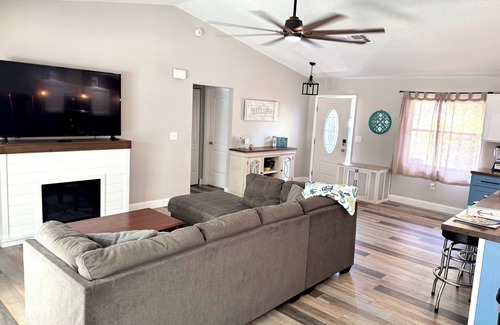 Spring Hill House | Welcome to this beautiful 3 Bedroom 2 Bathroom Pool heated Home