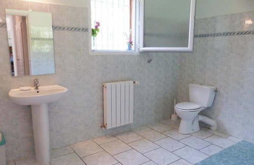 Cereste House | Welcome to this independent vacation rental with private pool, at the foot of the Luberon massif and