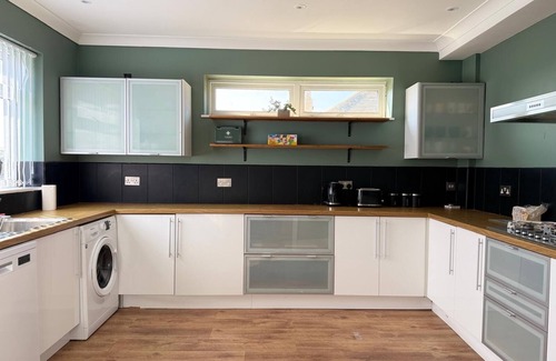 Cliftonville Apartment | Welcome to your perfect coastal getaway in Palm Bay with Stunning Sea Views!