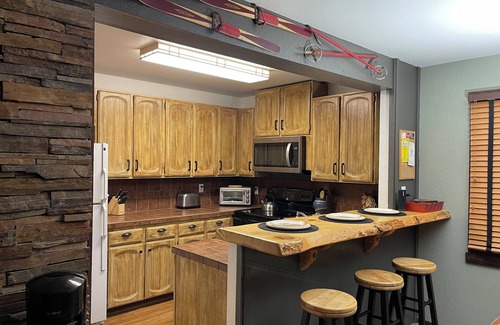Mammoth Lakes Condo | Welcoming 2-bedroom 2 bath Mammoth Lakes Condo with Amazing Mountain Views