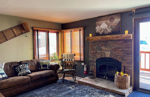 Mammoth Lakes Condo | Welcoming 2-bedroom 2 bath Mammoth Lakes Condo with Amazing Mountain Views