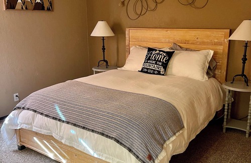 Mammoth Lakes Condo | Welcoming 2-bedroom 2 bath Mammoth Lakes Condo with Amazing Mountain Views