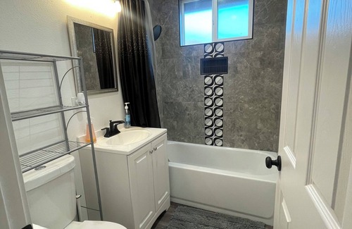Oakland House | Welcoming 3-bedroom house with WiFi in Oakland near OAK airport and Arena.