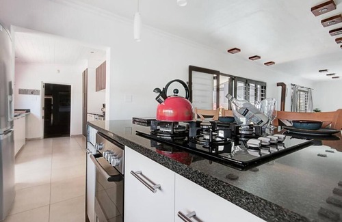 Bloubergstrand House | Welcoming 4-bedroom house with WiFi in Cape Town