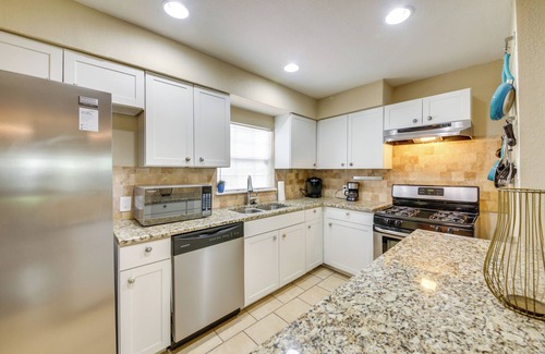 Willshire Terrace House | Welcoming Home ~ 6 Mi to Downtown San Antonio!