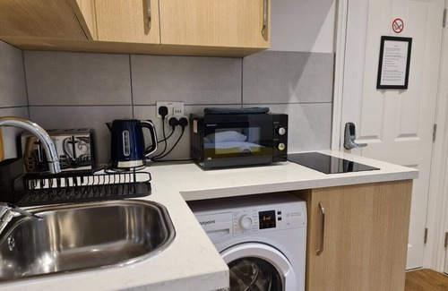 Putney Condo | Well located king bed studio 35 minutes from the heart of London. 1071 gr fl