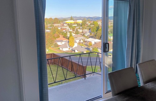 Tauranga House | Well presented home away from home. Close to all that Tauranga offers.