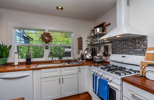 Pacific House | West End Retreat -Remodeled farmhouse, 1/2 mile to river