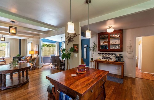 Pacific House | West End Retreat -Remodeled farmhouse, 1/2 mile to river