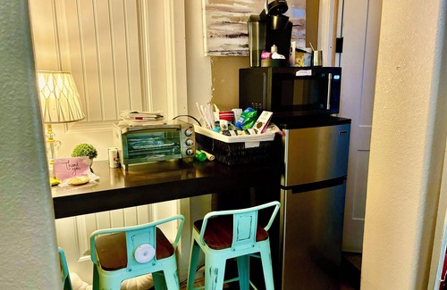 El Paso House | WEST EP KING 1BDRM ONLY -1BATH 5 STAR LOCATION REF AC WIFI ;Mountain View trails