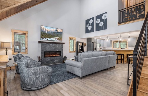 Oakland House | West Oak: New home, 3 suites, hot tub, boat slip, outdoor fireplace