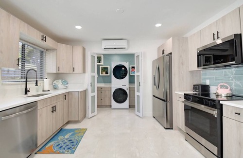 Parker Ridge House | West Palm Beach Oasis | Private Pool Retreat & Open Air Lounge | King Bed & 2 Queen Beds | Grill