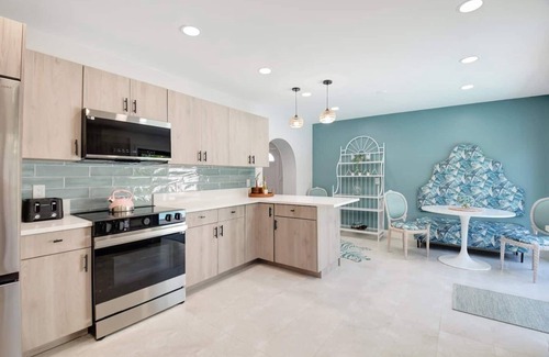 Parker Ridge House | West Palm Beach Oasis | Private Pool Retreat & Open Air Lounge | King Bed & 2 Queen Beds | Grill