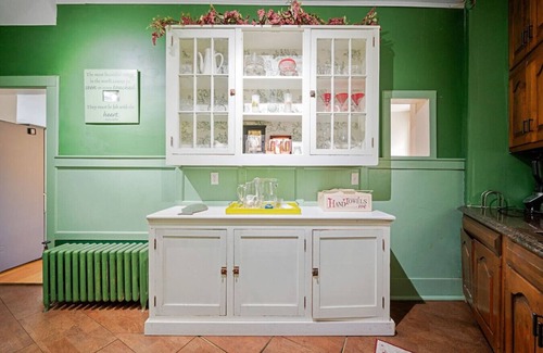 Cornwall House | West Point Villa - Jacuzzi Pool BBQ Games Pets