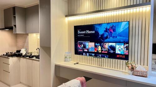 Jakarta Apartment | West Vista Apartment JKT Modern Design w/55” TV and 40/mbps Wi-fi