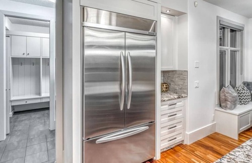 Calgary House | Western View in Elbow Valley... Make it Your Hot Tub Time Machine! :)